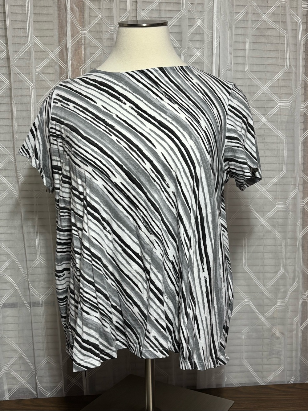Roman’s 1X 22/24 Women's Black & White Striped Short Sleeve Top key hole closure